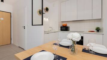 شقة - غرفة نوم واحدة - بشرفة | مطبخ خاص | ثلاجة، ميكروويف، فرن، موقد طهي مسطح