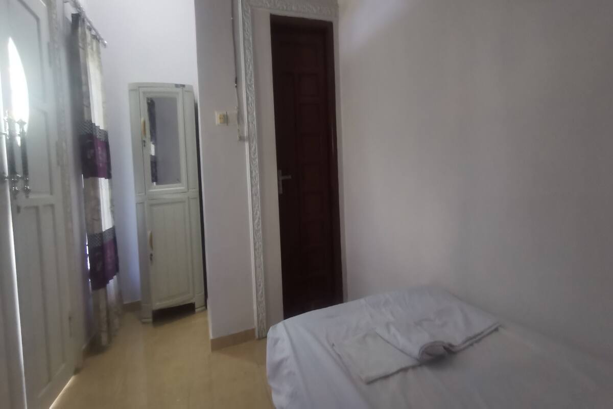 Habitación individual | Espacio para trabajar con un portátil y ropa de cama