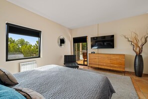 4 bedrooms, in-room safe, iron/ironing board, free WiFi