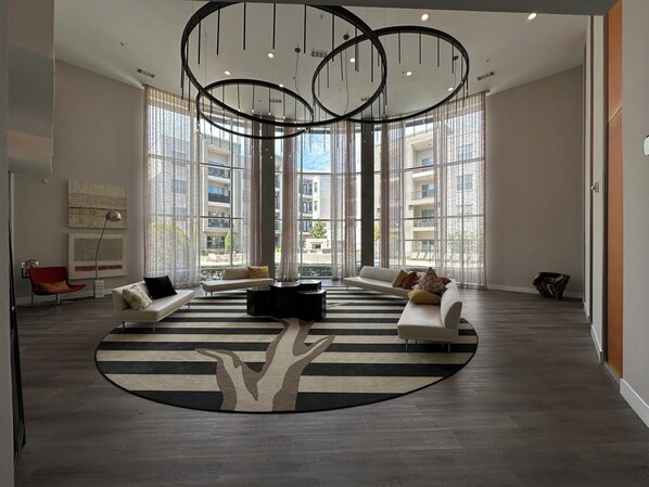 Interior - LOCATION! LOCATION! IN THE HEART OF DALLAS! 10% off weekly stay 20% monthly. (Dallas)