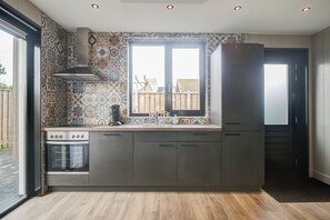 Microwave, oven, dishwasher, coffee/tea maker