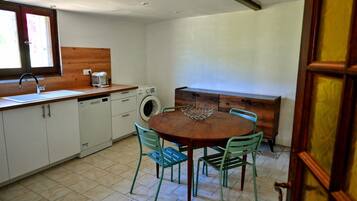 Een koelkast, een microgolfoven, een kookplaat, een vaatwasser