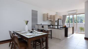 设计别墅, 3 间卧室, 花园景观 | 客房内用餐