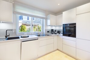 Kjøleskap, ovn, kokeplater og oppvaskmaskin