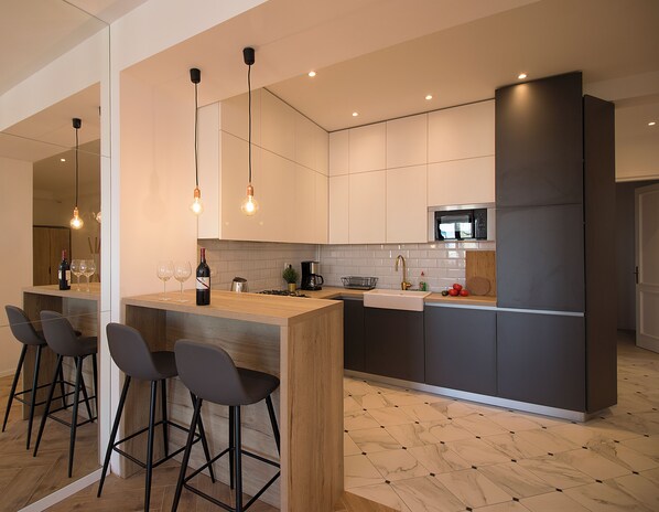 Geladeira, fogão, cooktop, lava-louças