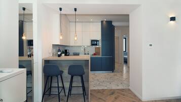 Fridge, oven, stovetop, dishwasher