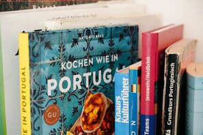 Ein Stapel Bücher mit Titeln über Portugal.