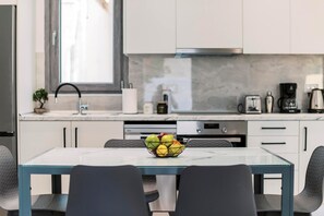 Ofen, Herdplatte, Wasserkocher mit Kaffee-/Teezubehör, Wasserkocher