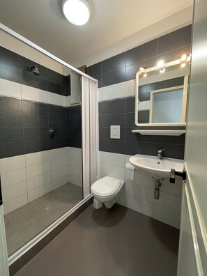 Apartamento económico | Baño | Ducha, cabezal de ducha tipo lluvia y bidé