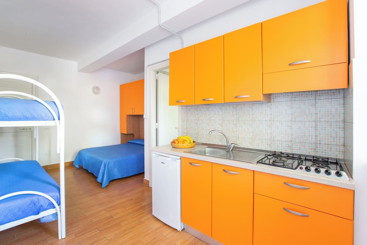 Estudio, vista al mar | Área de sala de estar