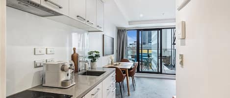 ثلاجة، ميكروويف، فرن، موقد طهي مسطح