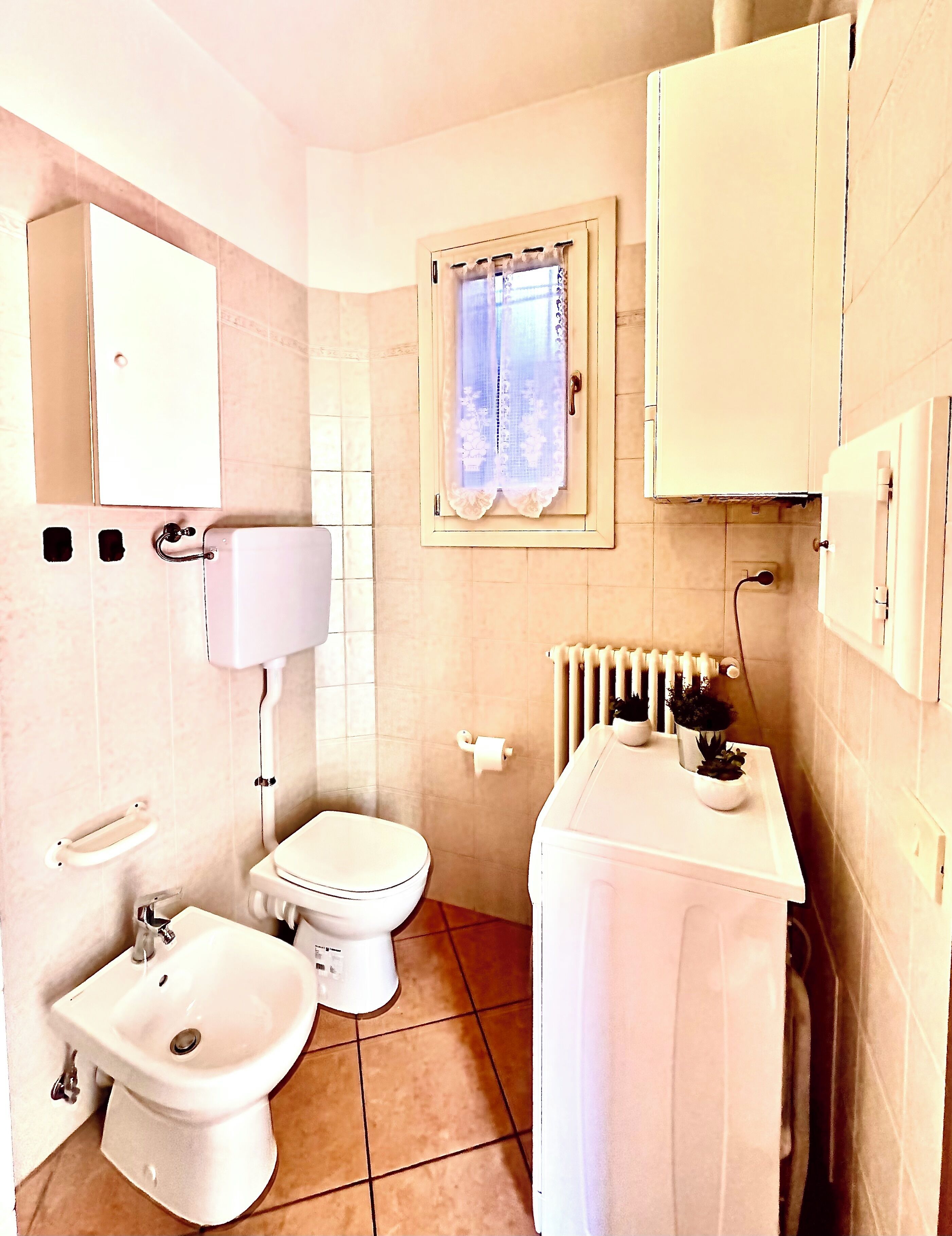 Sèche-cheveux, serviettes fournies, papier toilette