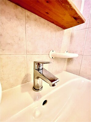 مجففات شعر، مناشف، ورق حمّام