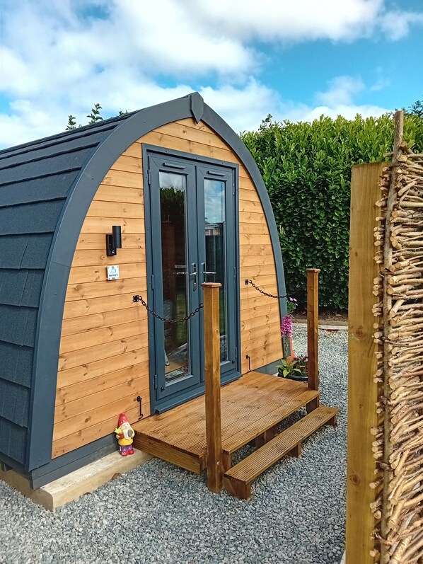 Exterior detail - Fat Pete's Pod - Just 10 minutes from the Norfolk Broads and the City Of Norwich (Norwich)