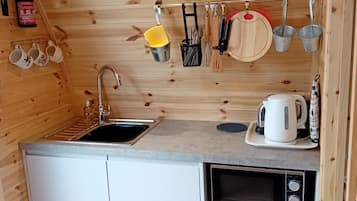 Réfrigérateur, micro-ondes, bouilloire électrique, grille-pain