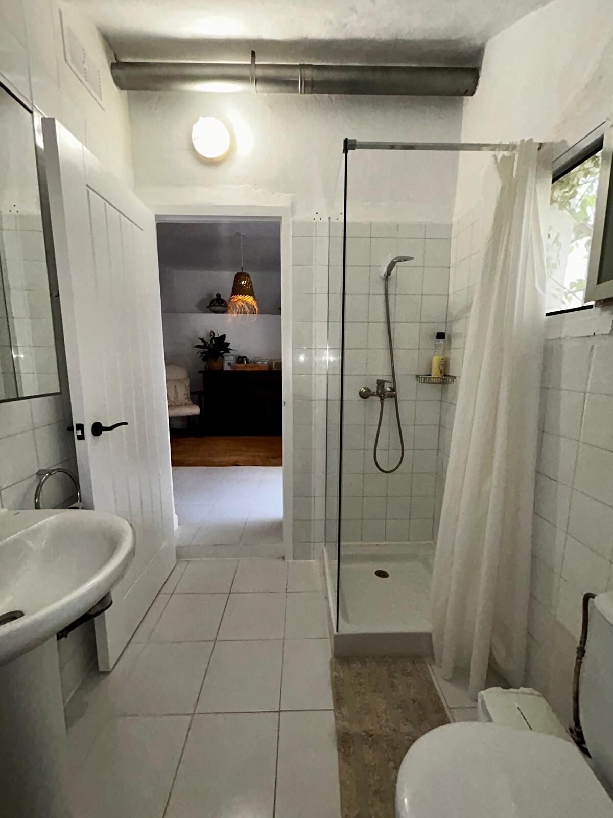 Secadora de cabello, toallas, papel de baño 