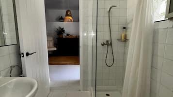 Secadora de cabello, toallas, papel de baño