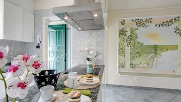 Fridge, microwave, oven, coffee/tea maker