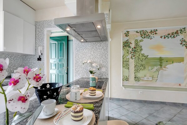 ตู้เย็น, ไมโครเวฟ, เตาอบ, เครื่องชงกาแฟ/ชา