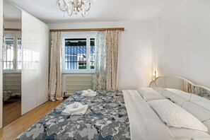 3 bedrooms, iron/ironing board, WiFi, bed sheets