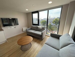 Televisi layar datar 50-inci dengan saluran TV digital