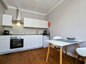 Réfrigérateur, micro-ondes, four, lave-vaisselle