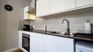 Een koelkast, een microgolfoven, een oven, een vaatwasser