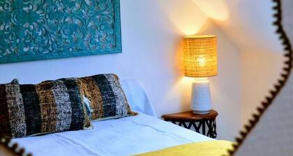 Appartement mansardé rénové à Rambouillet, 2 chambres, tout inclus, proche chùteau et gare.