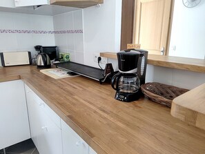 Fridge, microwave, oven, dishwasher - Cozy house for 6, 750m from the beach, quiet area, near amenities (Le Tour-du-Parc)