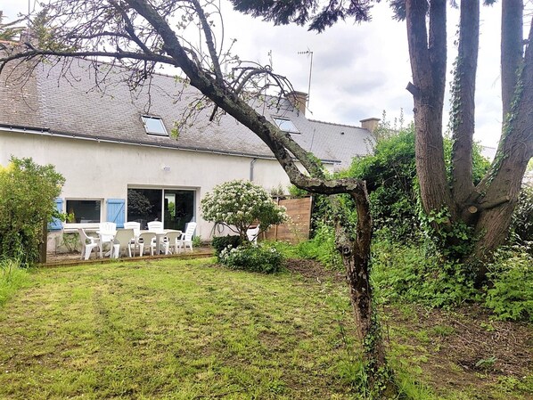 Outdoor dining - Cozy house for 6, 750m from the beach, quiet area, near amenities (Le Tour-du-Parc)