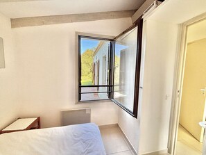 1 bedroom, bed sheets