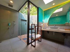 Villa, uitzicht op meer | Badkamer | Een douche, een regendouche, handdoeken, zeep