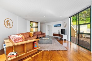 TV - Bespoke Stays - Cozy Devonport Hideaway (Auckland)