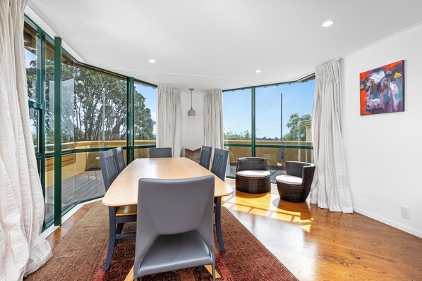 Dining - Bespoke Stays - Cozy Devonport Hideaway (Auckland)