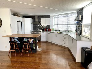 Fridge, stovetop, dishwasher, coffee/tea maker - Bespoke Stays - Cozy Devonport Hideaway (Auckland)