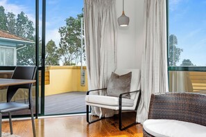 TV - Bespoke Stays - Cozy Devonport Hideaway (Auckland)