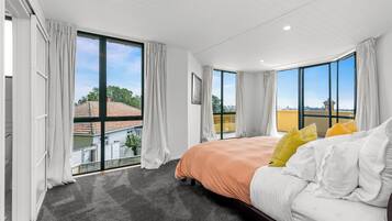 4 bedrooms, free WiFi, bed sheets