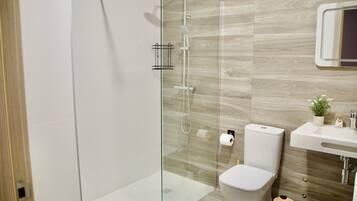 Douche, serviettes fournies, savon, papier toilette