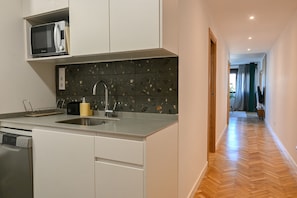 Kühlschrank, Mikrowelle, Ofen, Geschirrspüler