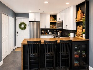 Fridge, microwave, oven, stovetop - Waters Ledge-Amazing Lakeview, Deck, Pools , Beach (Osage Beach)