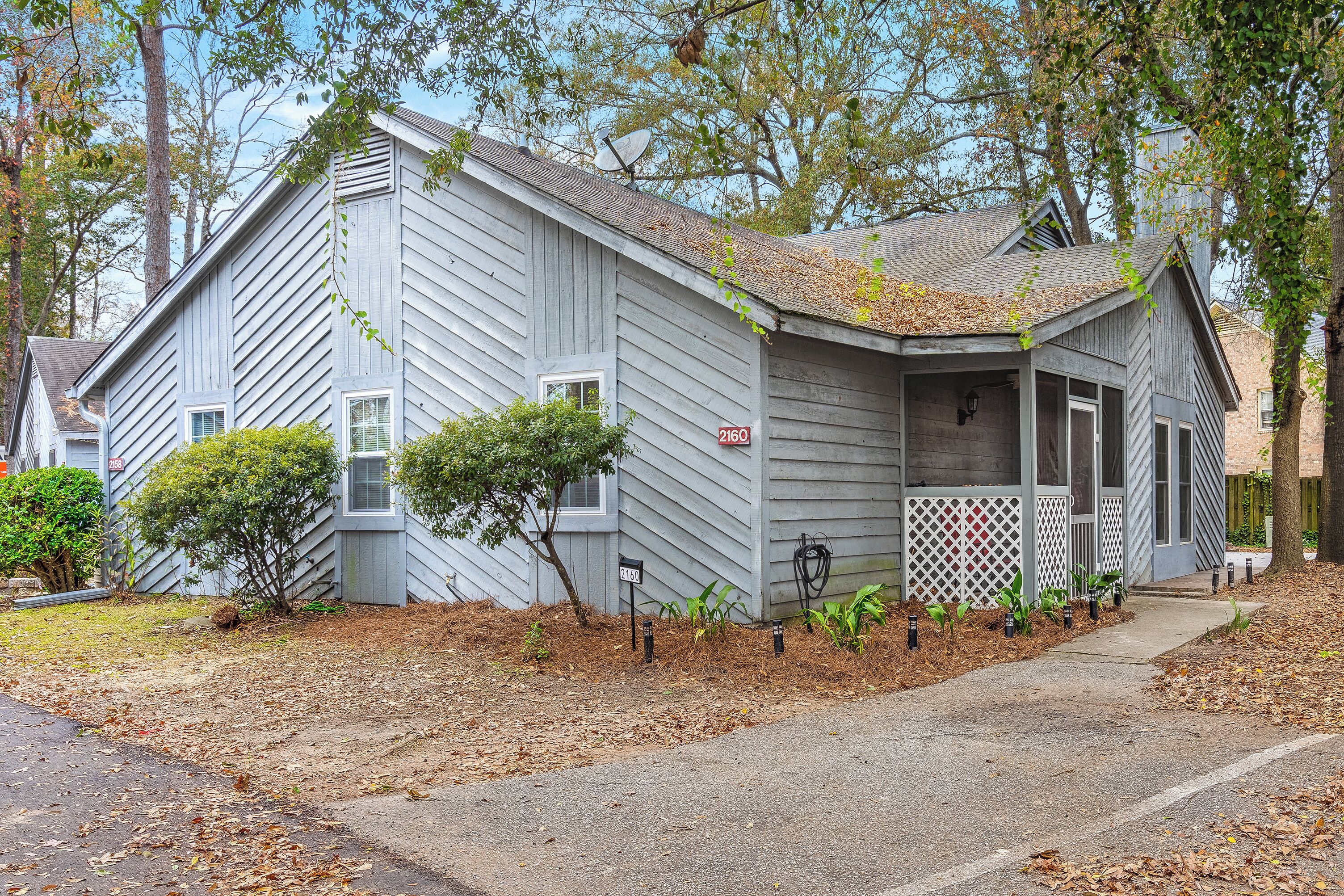 Cozy 2-bedroom condo in North Charleston, close to downtown and beaches.