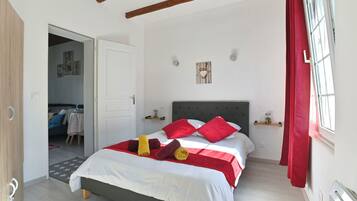 1 slaapkamer, een strijkplank/strijkijzer, internet, beddengoed