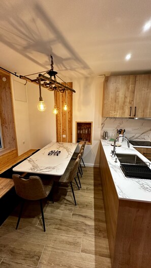 Kylskåp, mikrovågsugn, ugn och diskmaskin