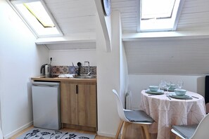 Kjøleskap, mikrobølgeovn, kaffetrakter/tekoker og krydder