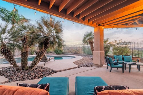 Serene desert escape with stunning mountain views, and private heated pool/spa.