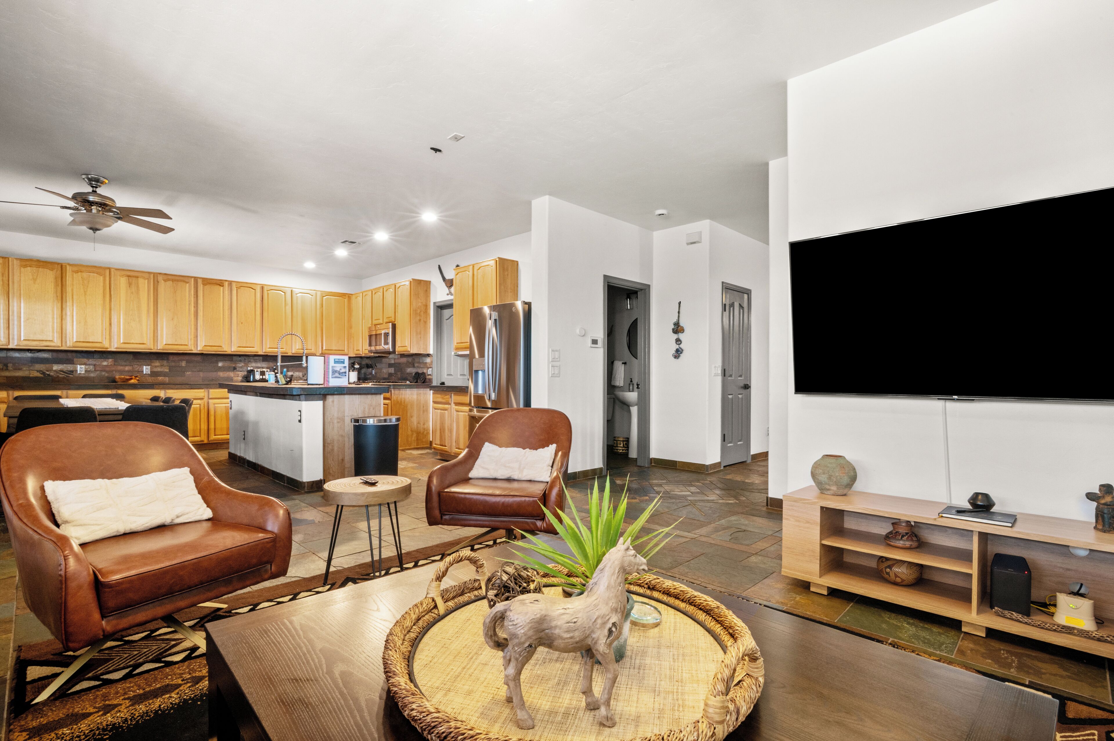 تلفزيون ذكي، تنس طاولة، مكتب