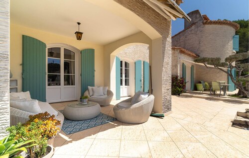 Beautiful home in Marignane with WiFi