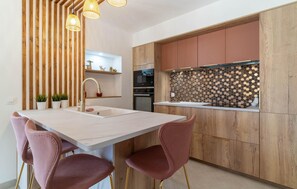 Frigorifero, forno, piano cottura, lavastoviglie