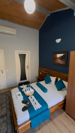 Comfort Chalet, 1 Queen Bed, Balcony, Mountain View