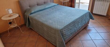 2 chambres, fer et planche à repasser, lit parapluie, Wi-Fi gratuit